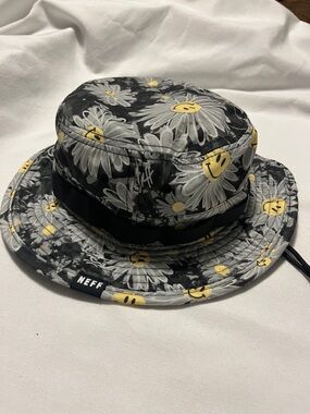 Neff Women’s Black & Yellow Daisy Smiley Bucket Hat